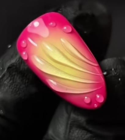 Uña con diseño en relieve texturizado en 3D