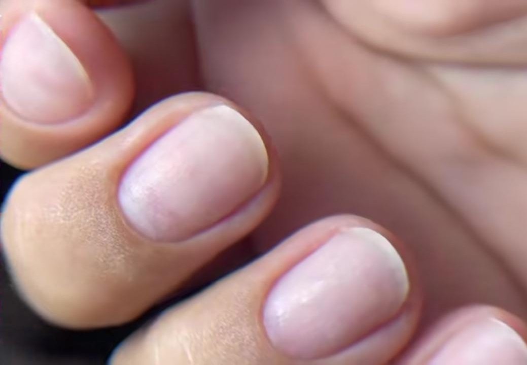 Manicura profesional con uñas naturales limpias y cuidadas