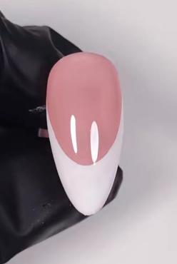 Uña con clásica manicura francesa