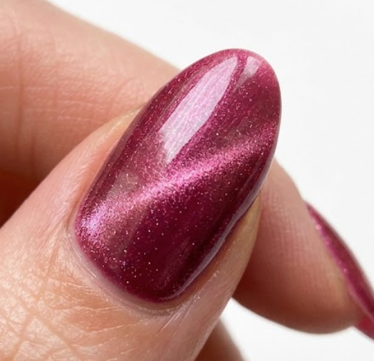Uña con efecto ojo de gato magnético en tono rosa